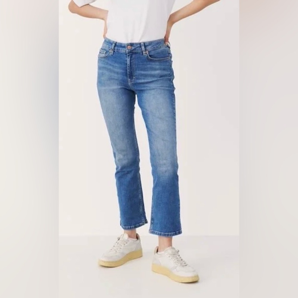 Part Two Women's “Ryan” Light Blue Cropped Bootcut Jeans Size 28